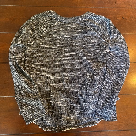 Cheetah print top with zipper accents - Picture 2 of 4